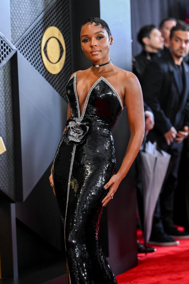Con un escote en V casi infinito, Jannelle Monae sorprendió sobre la alfombra roja de los Premios Grammy 2024. El negro con reflejos brillantes le sirvió para deslumbrar en la gran fiesta de la música estadounidense.