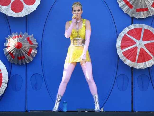 Por lo que estamos viendo en sus últimas actuaciones, el color seguirá siendo protagonista en la gira de Katy Perry.