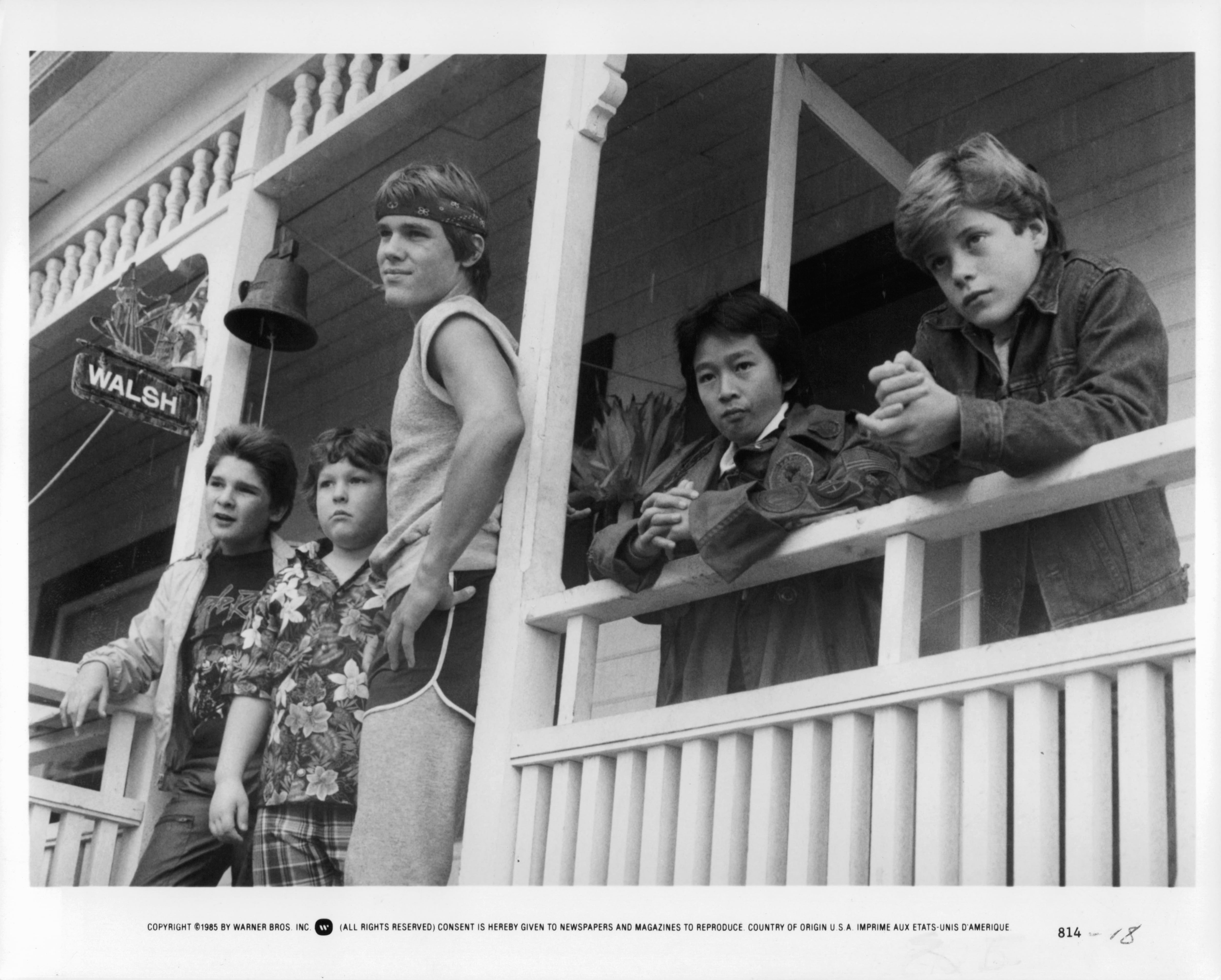 Corey Feldman, Jeff Cohen, Josh Brolin, Ke Huy Quand y Sean Astin en la película Los Goonies.