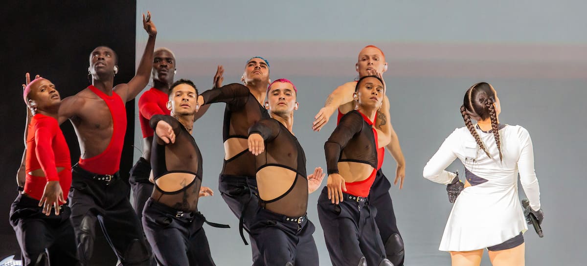Rosalía en concierto con el bailarín desaparecido.