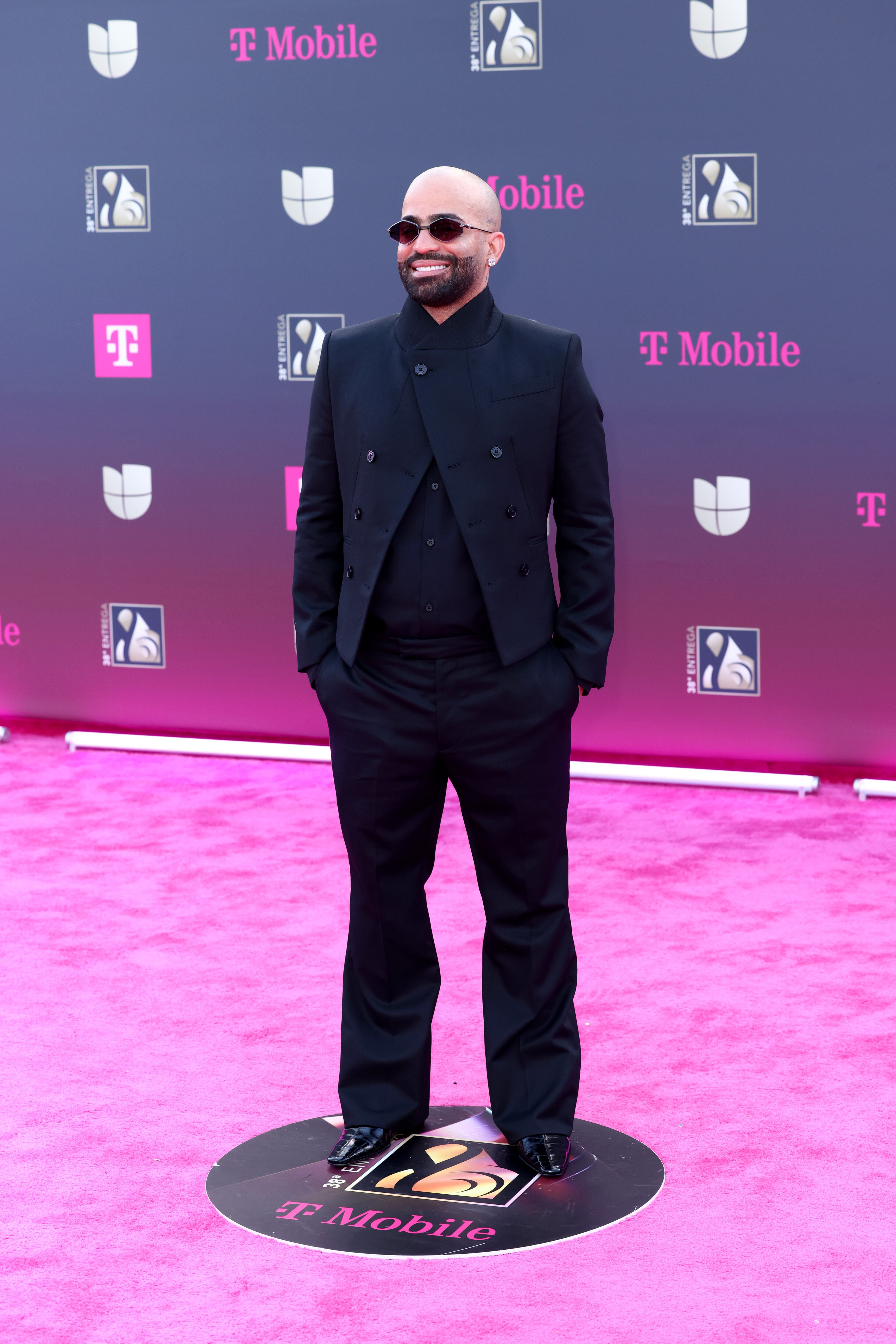 Arcángel llegó vestido completamente de negro, tal vez acorde a cómo iba a ser su discurso si ganaba premio.