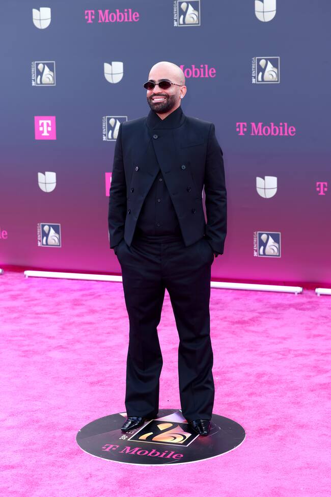 Arcángel llegó vestido completamente de negro, tal vez acorde a cómo iba a ser su discurso si ganaba premio.