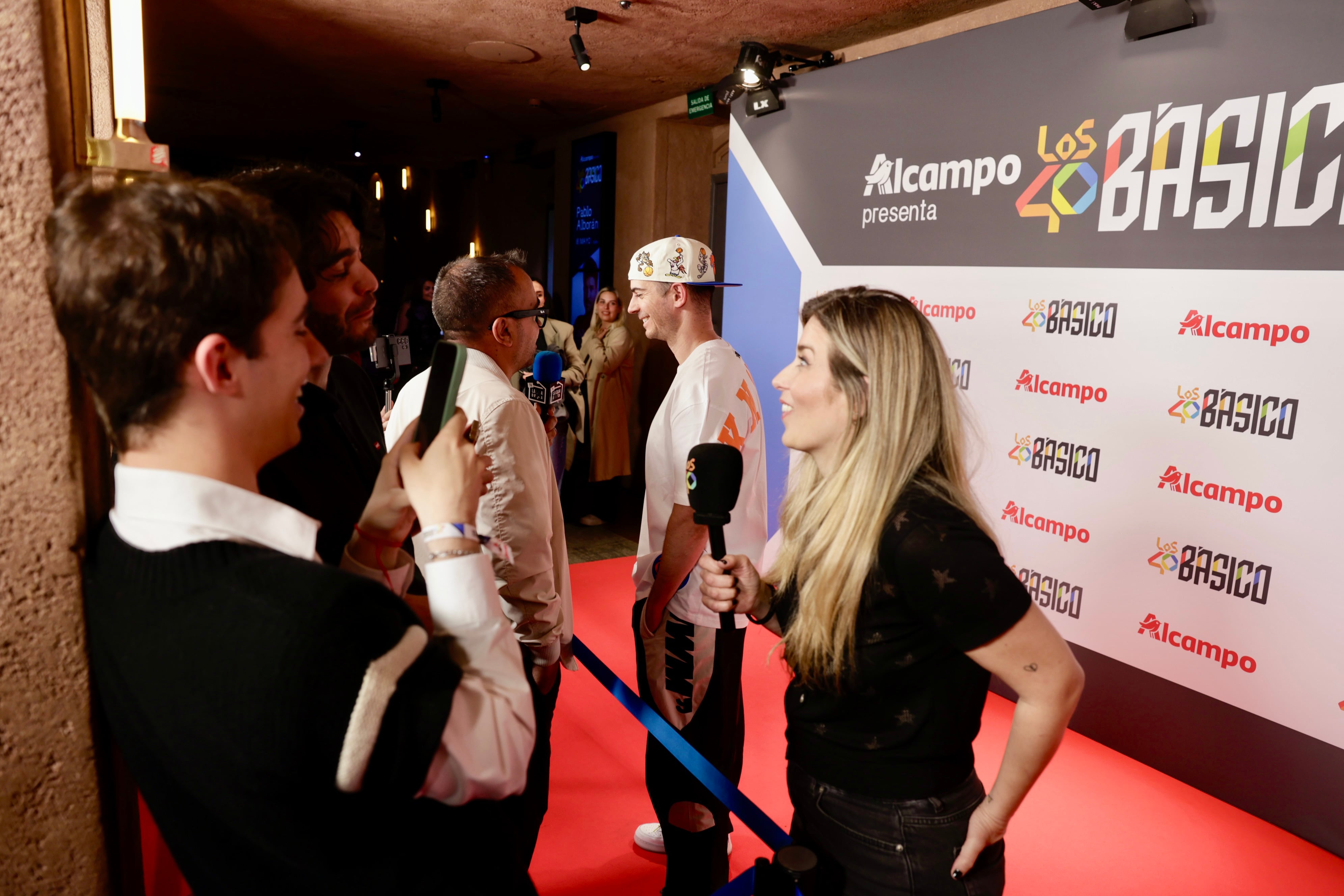 Karín Herrero y Cristina Boscá son entrevistados por los medios en el photocall de LOS40 Básico con Pablo Alborán.