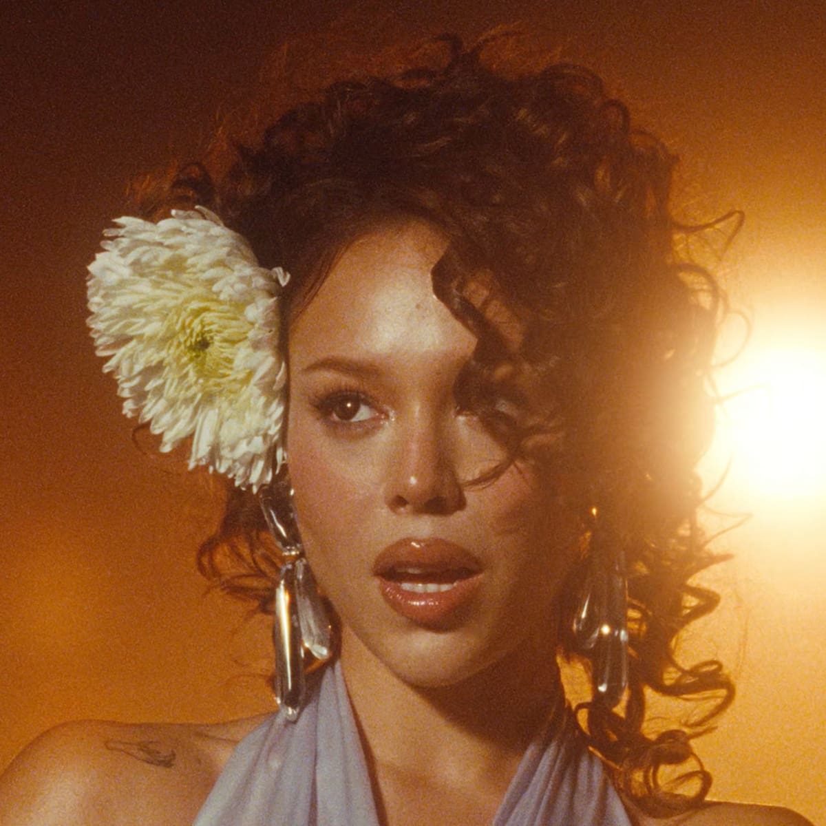 Danna saca su lado más Selena Quintanilla en 'You Could Be That Boy': "La trompeta es la protagonista de la escena"