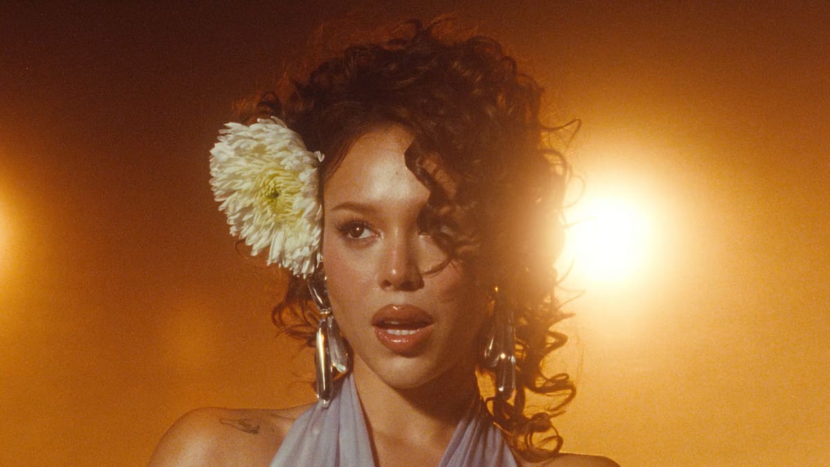 Danna saca su lado más Selena Quintanilla en 'You Could Be That Boy': "La trompeta es la protagonista de la escena"