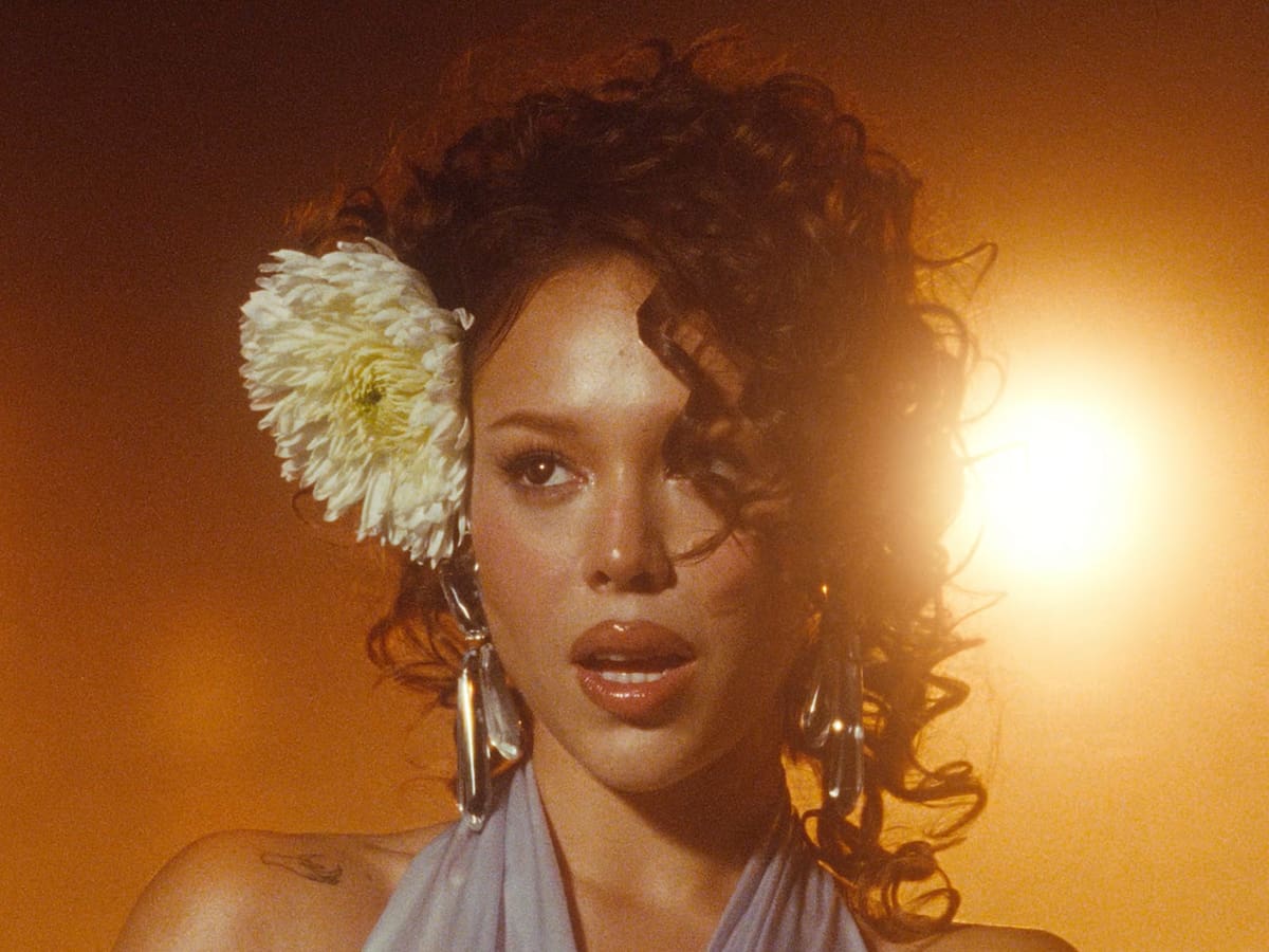 Danna saca su lado más Selena Quintanilla en 'You Could Be That Boy': "La trompeta es la protagonista de la escena"