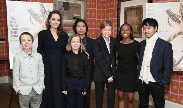 Angelina Jolie posa con sus hijos: (de izq a der) Knox Leon Jolie-Pitt, Vivienne Marcheline Jolie-Pitt, Pax Thien Jolie-Pitt, Shiloh Nouvel Jolie-Pitt, Zahara Marley Jolie-Pitt y Maddox Chivan Jolie-Pitt, en un evento celebrado en 2019