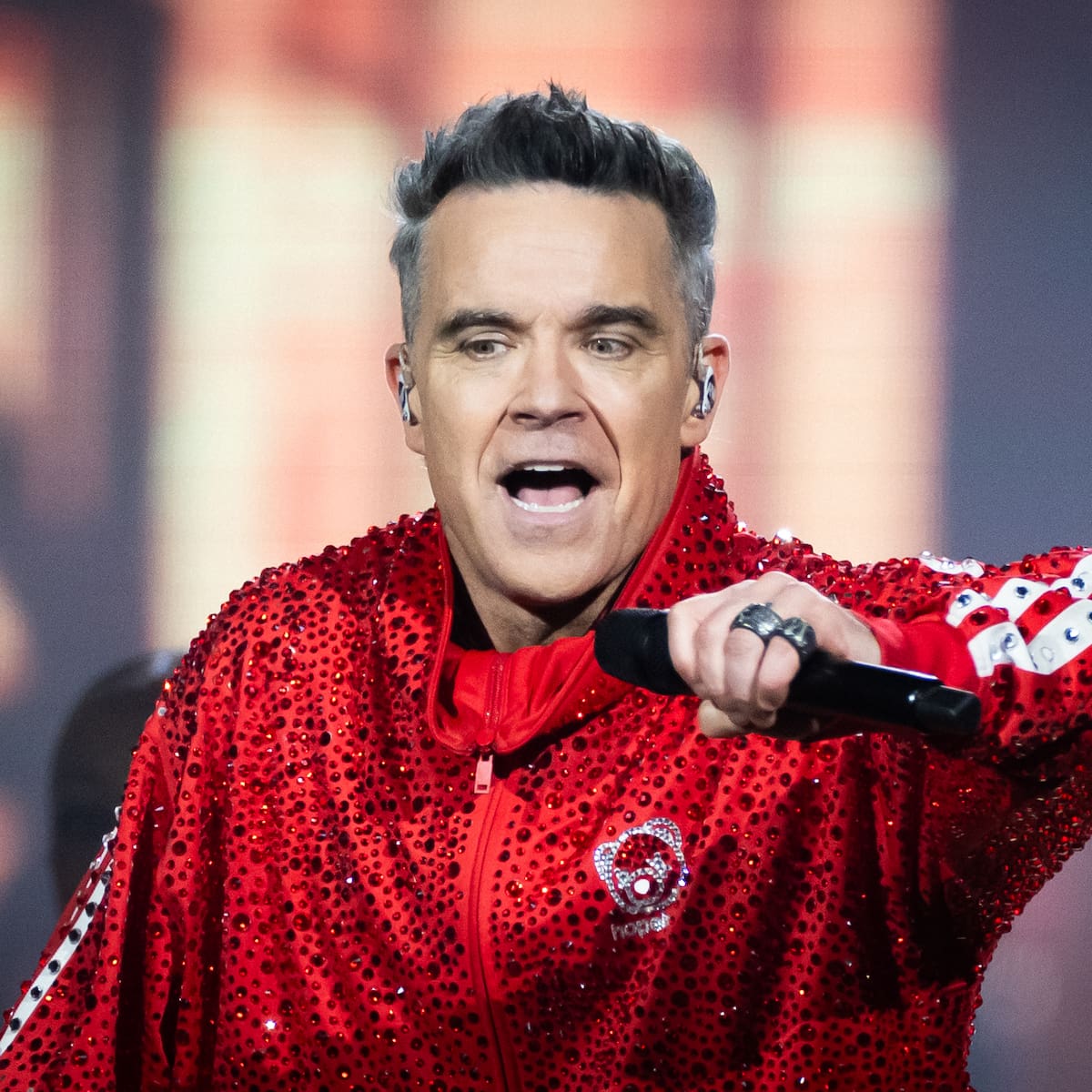 Miss Monique y Robbie Williams sorprenden en Ibiza con 'Beauty In Us'