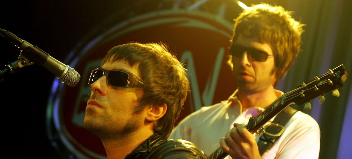 Liam Gallagher y Noel Gallagher, miembros de Oasis, en el escenario.