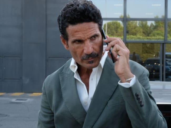 Lorenzo charla por teléfono con alguien.