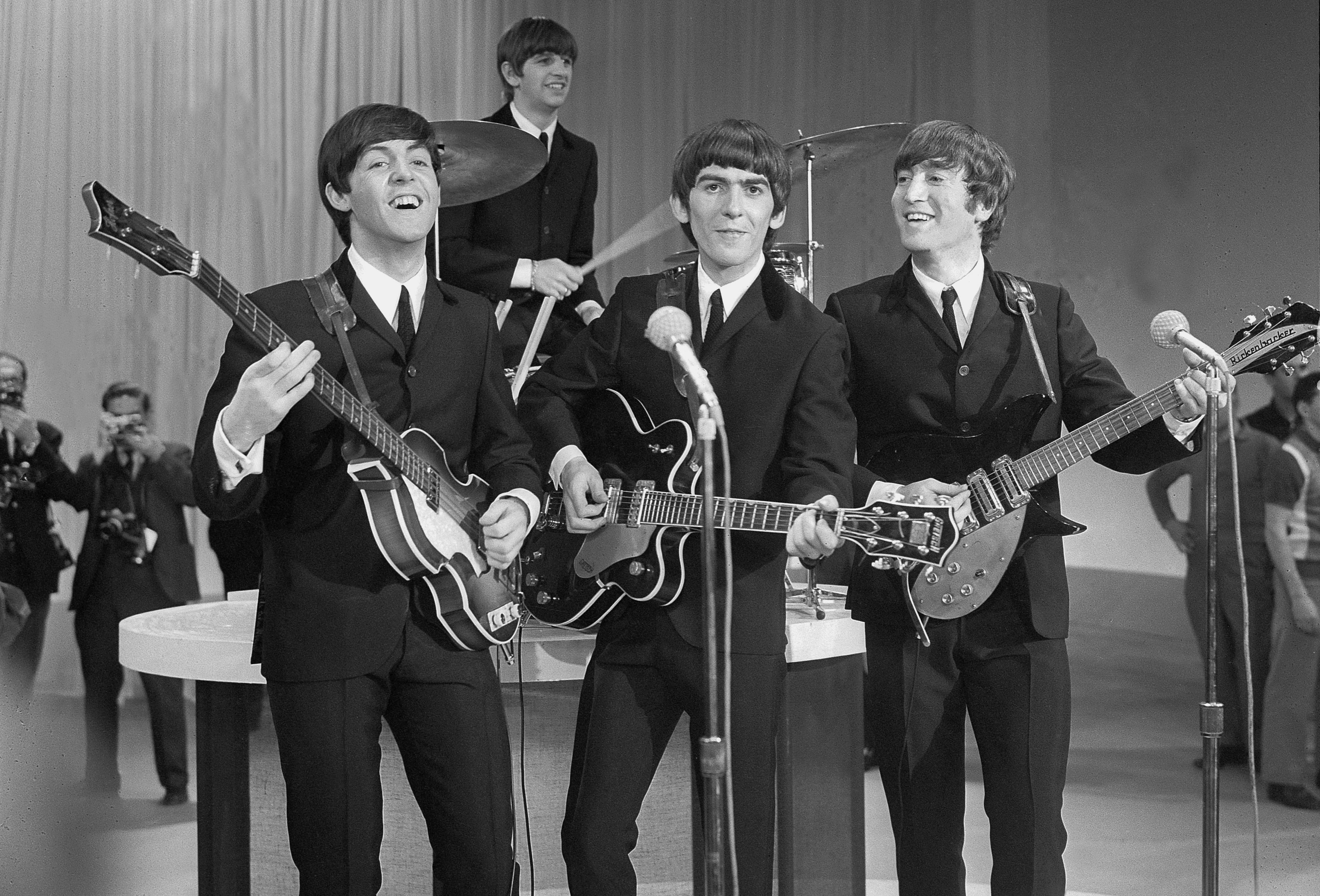 The Beatles durante una actuación en 1964.