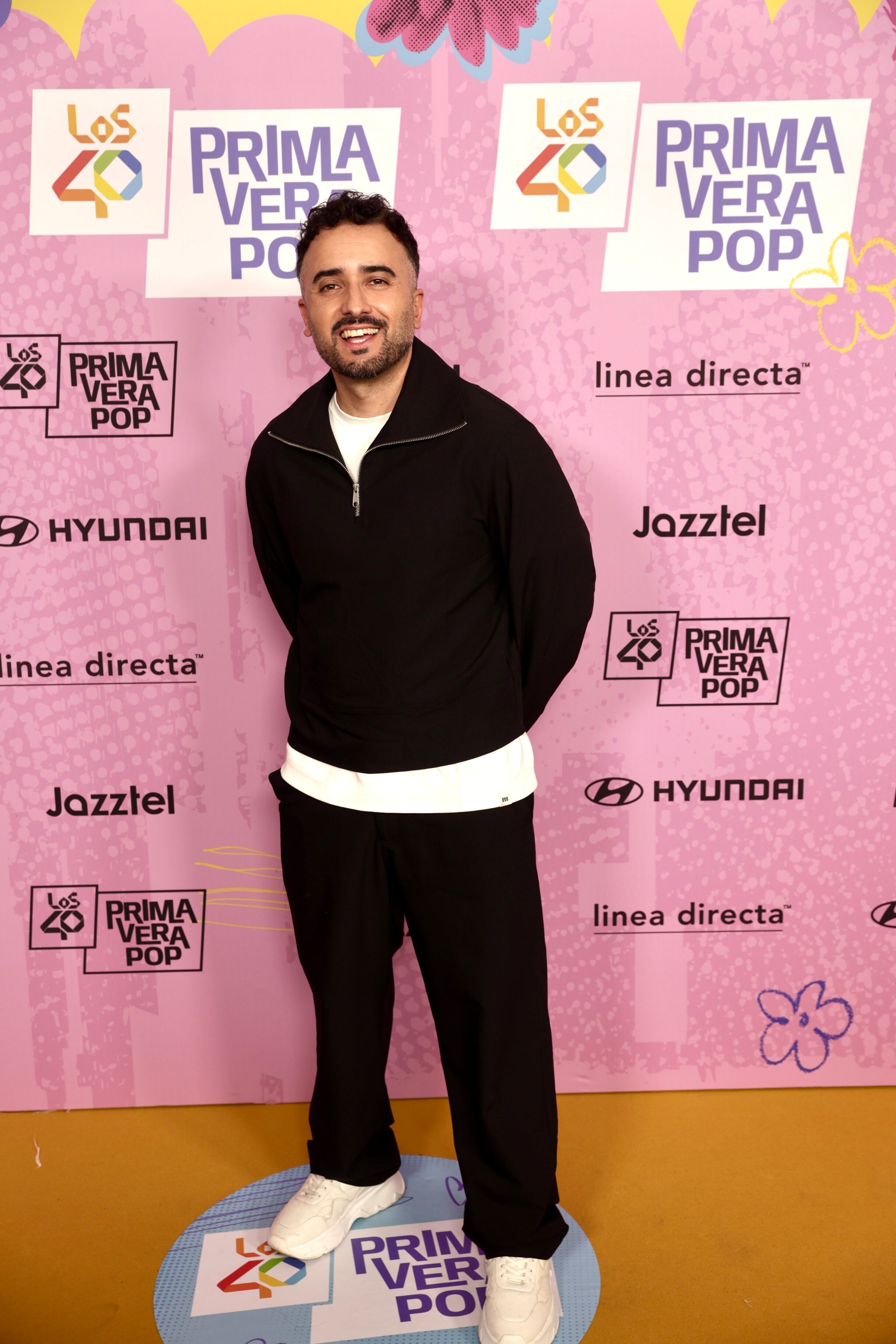 Se ha hecho esperar en la alfombra, pero es que estaba caldeando el ambiente en el Movistar Arena antes del festival. David Álvarez en versión bicolor blanco y negro. ¿No os llena de buen rollo esa sonrisa?