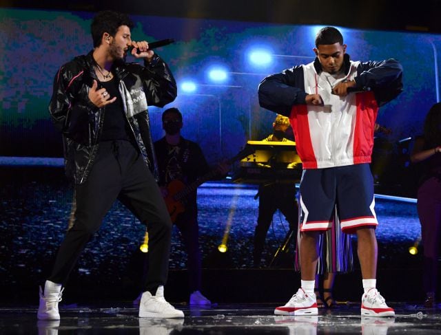 Sebastián Yatra y Myke Towers en los ensayos de los Premios Juventud 2021.