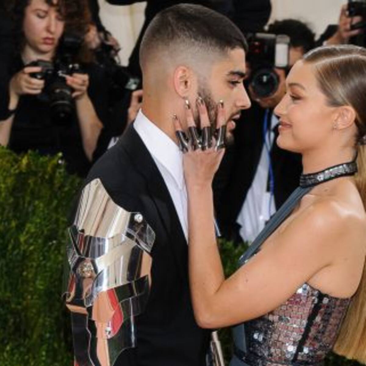 Los besos más tiernos de Zayn Malik y su novia
