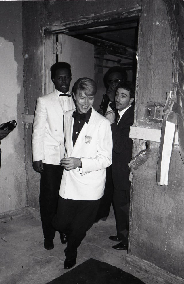 David Bowie, junto a Otis Blackwell y Nile Rogers, en la gala de entrega de unos premios en 1983.