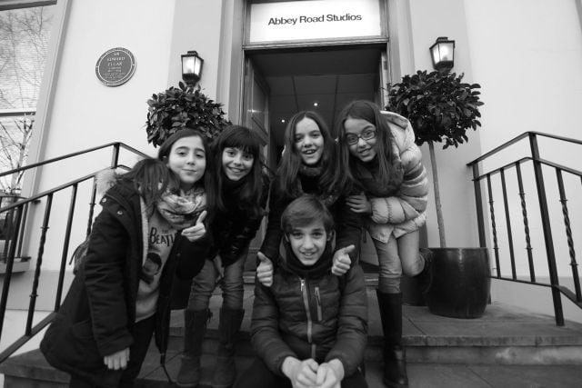 Mariña, Carlota, Amaya, Irene y Manu a las puertas de Abbey Road donde han grabado su primer disco.