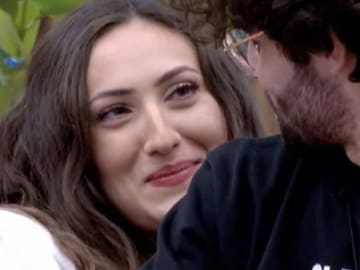 Hubo beso en ‘Secret Story’ entre Rafa y Carmen antes de su expulsión y ahora toca dar explicaciones ©copyright los40.com