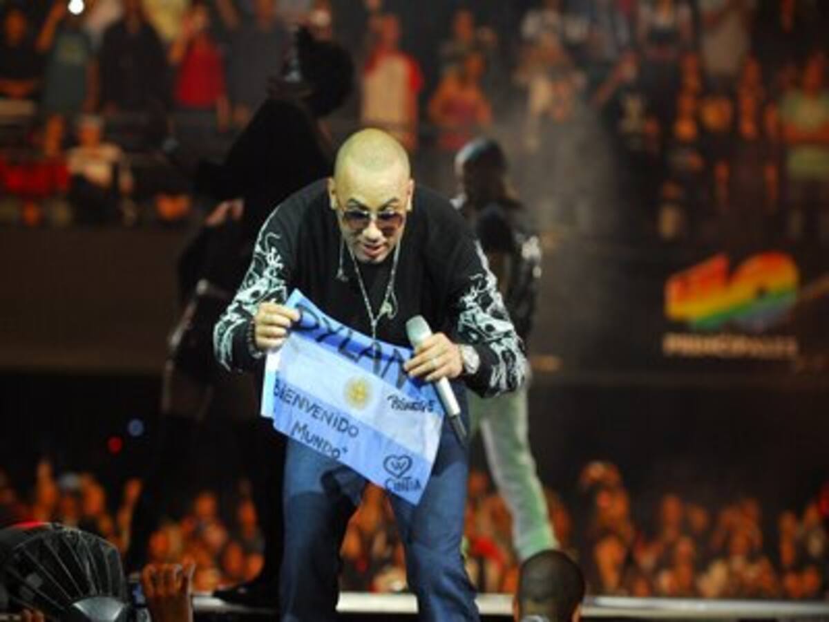Wisin con bandera de Argentina