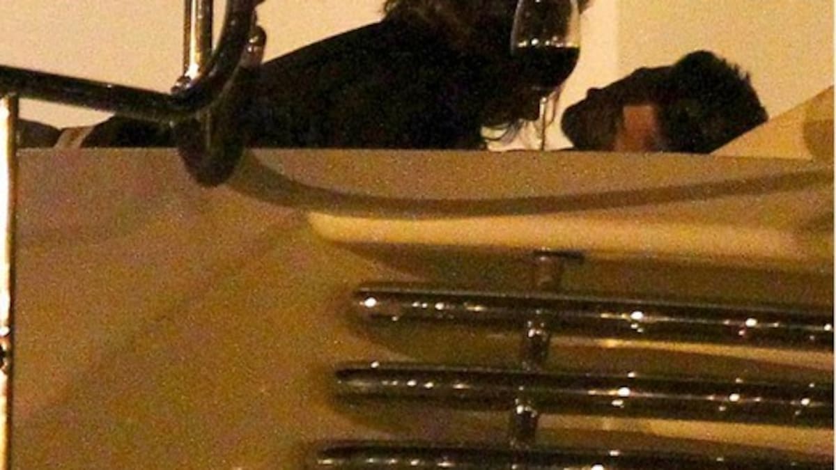 Justin Bieber se relaja acompañado