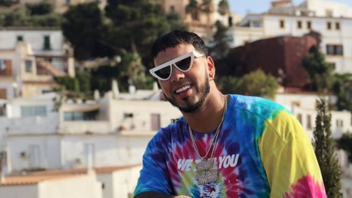Anuel AA recibe un regalo de Sergio Ramos en su visita a Madrid