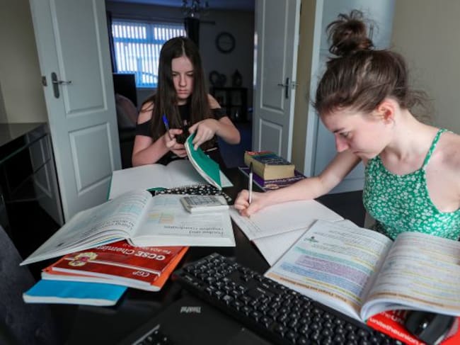 Estudiantes en casa.