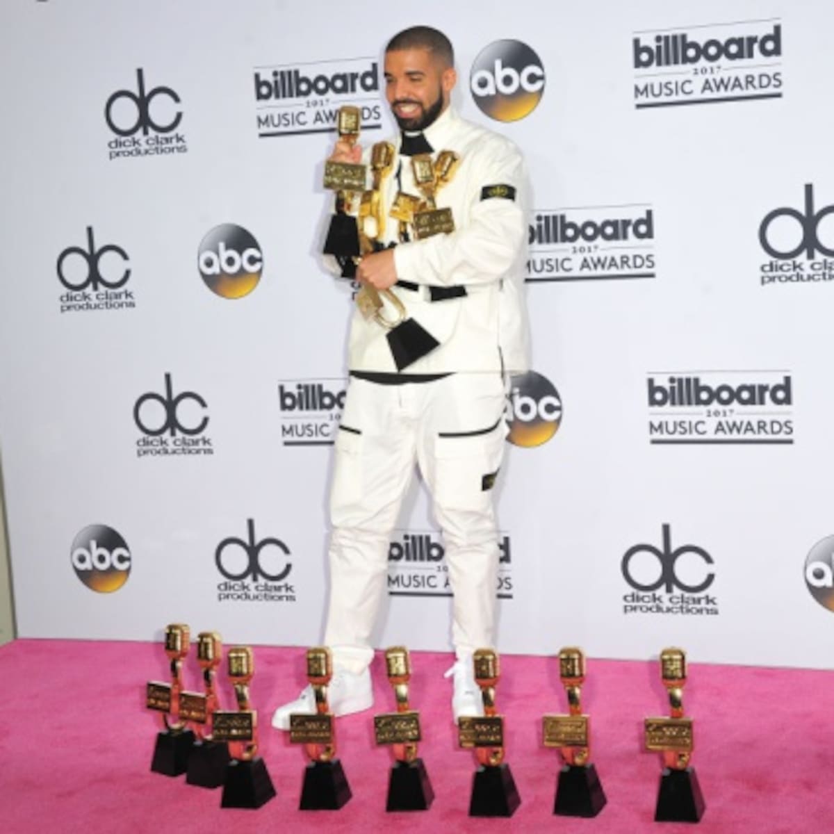 Drake arrasa en los Billboard 2017 con 13 premios
