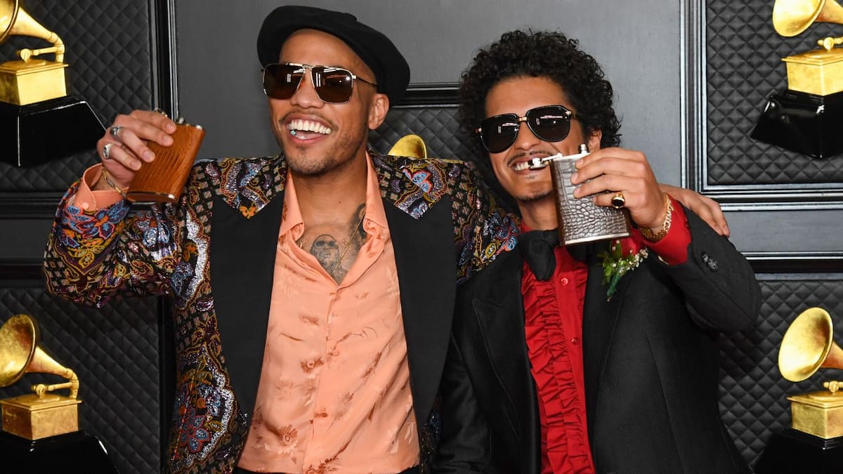 Los momentos curiosos de los Grammy 2021: de la petaca de Silk Sonic al baile de Bad Bunny viendo a Dua Lipa