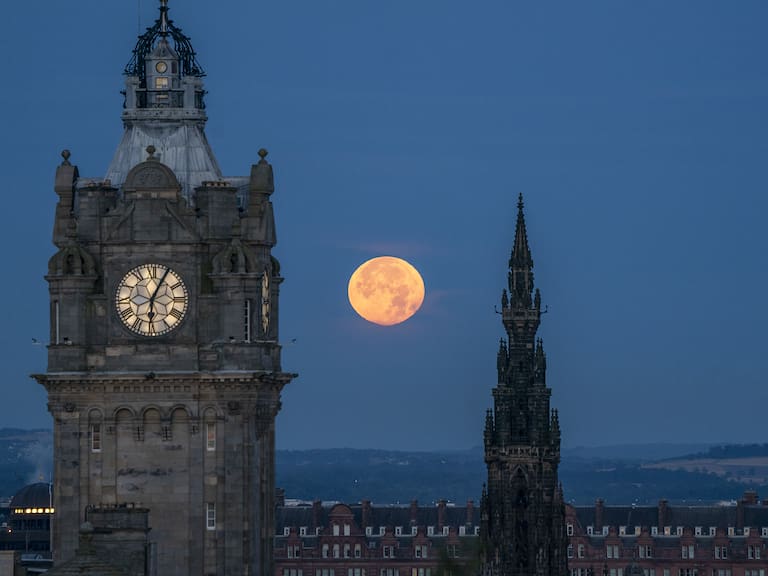 Imagen de la luna llena conocida como Superluna Azul dese Edimburgo.