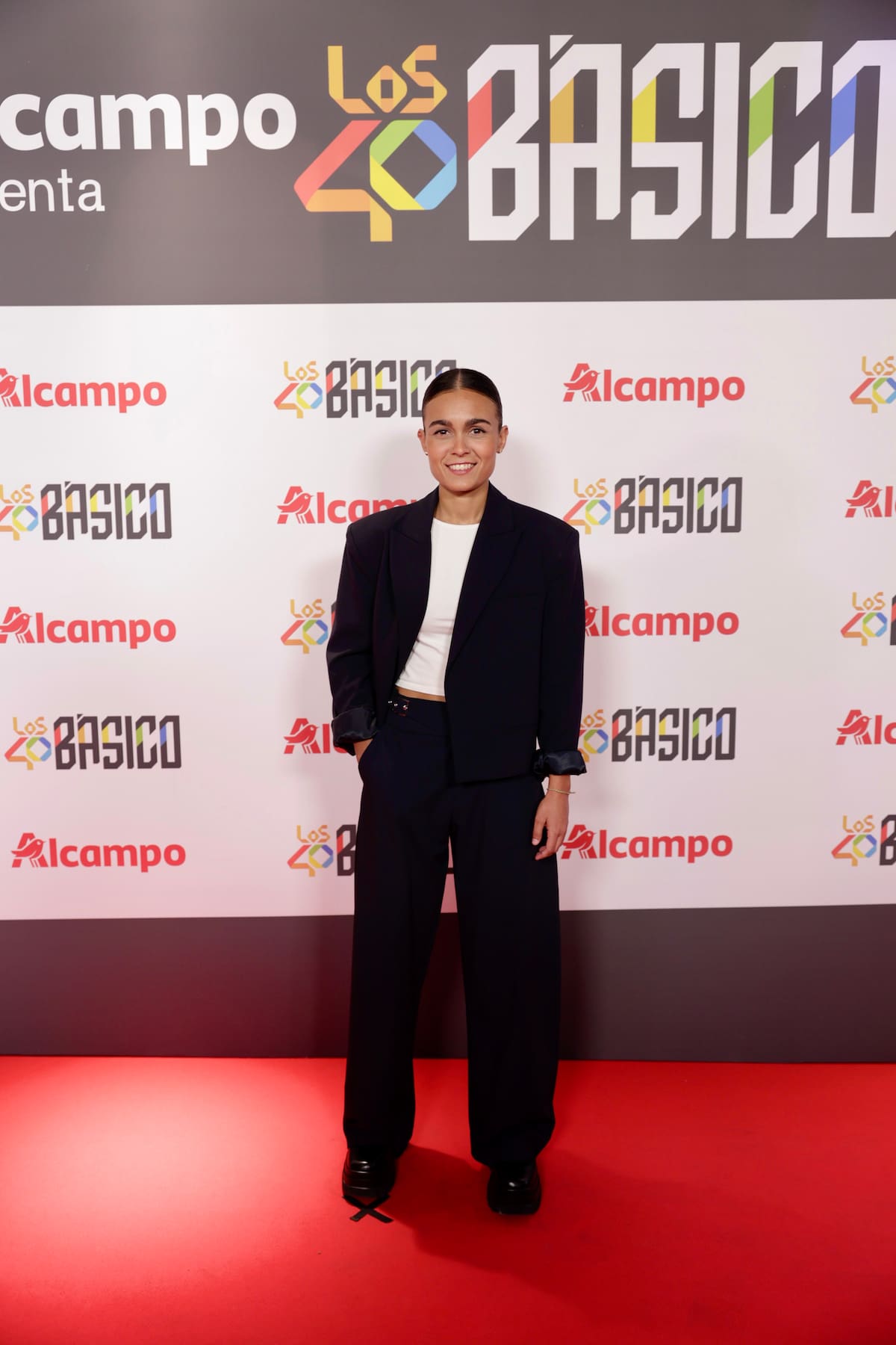 La cantante Marta Soto no quiso perderse el show de su amigo Pablo Alborán. Para la ocasión escogió un total look negro de chaqueta y pantalón.