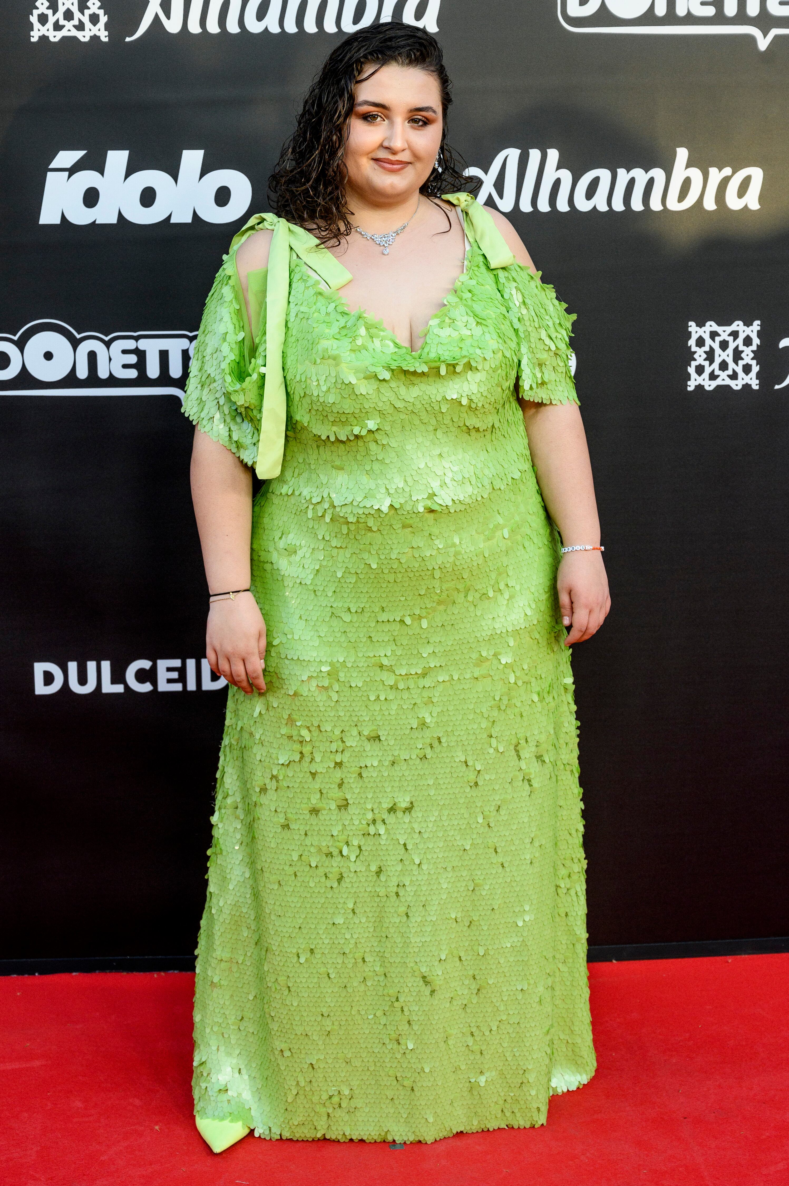 Más concursantes de OT 2023, en esta ocasión, Bea que eligió un color complicado, el verde, con esos lazos en los tirantes que le aportaba el toque coquette tan en tendencia.