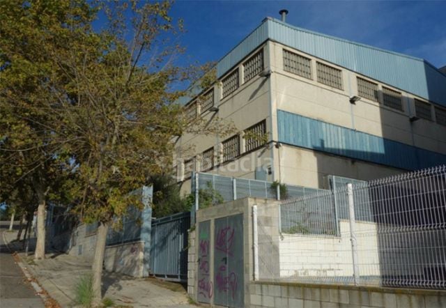 Aspecto exterior de la fachada de la nave que albergó los decorados de la academia de OT