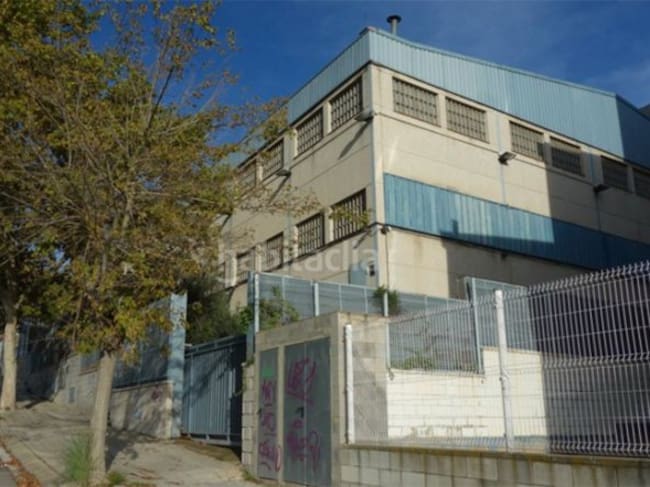 Aspecto exterior de la fachada de la nave que albergó los decorados de la academia de OT