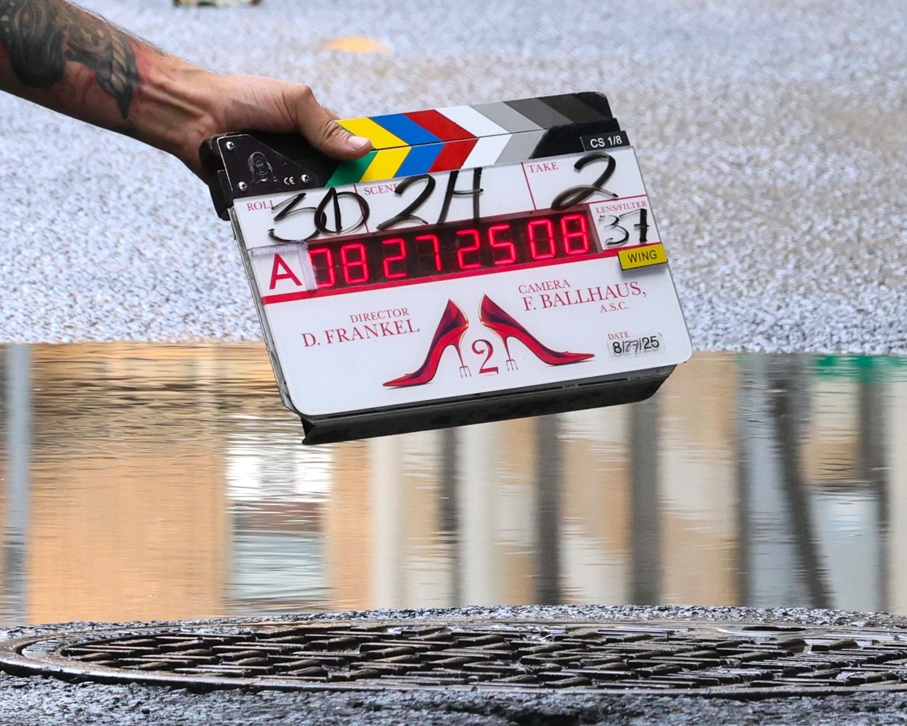 La claqueta de &#039;El Diablo Viste de Prada 2&#039; en el rodaje de la película. / Jose Perez/Bauer-Griffin/GC