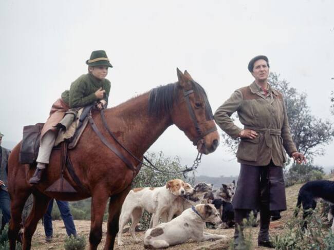 Luis Miguel Dominguín con su hijo Miguel Bosé en el campo.