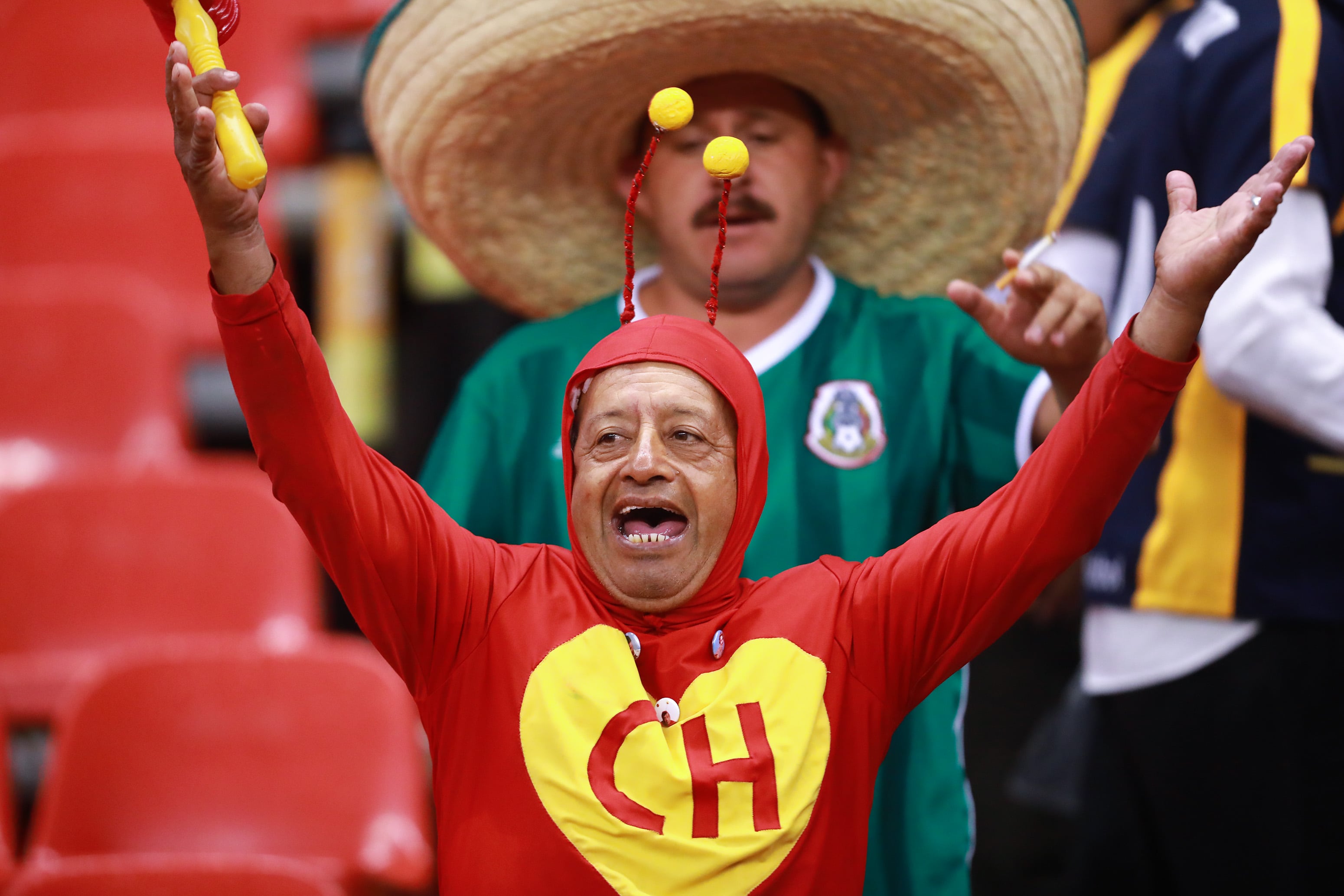 Un aficionado del fútbol en el Mundial vestido del Chapulín Colorado.