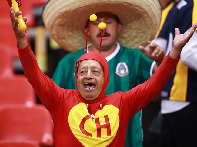 Un aficionado del fútbol en el Mundial vestido del Chapulín Colorado.