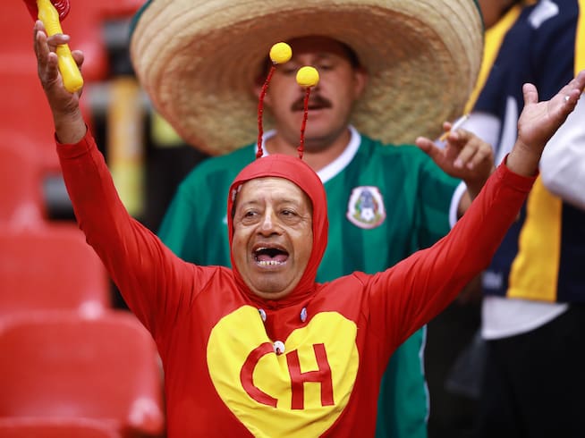 Un aficionado del fútbol en el Mundial vestido del Chapulín Colorado.