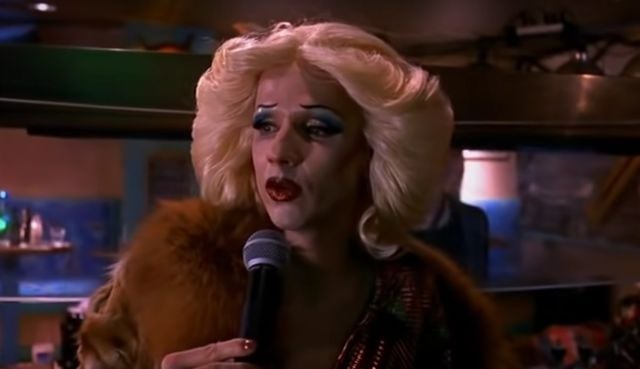 John Cameron como Hedwig en &#039;Hedwig and the angry inch&#039;.