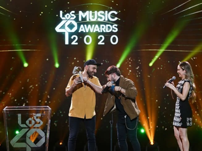 Nil Moliner, feliz al recoger su premio LOS40 Music awards a Artista Revelación. Sus amigos Dani Fernández y Ana Mena anunciaron su nombre.