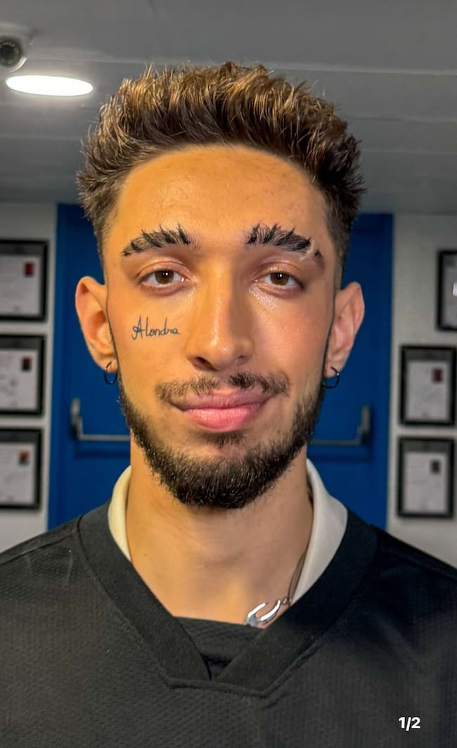 Paul Thin en una foto de Instagram luciendo la palabra "Alondra" en el rostro