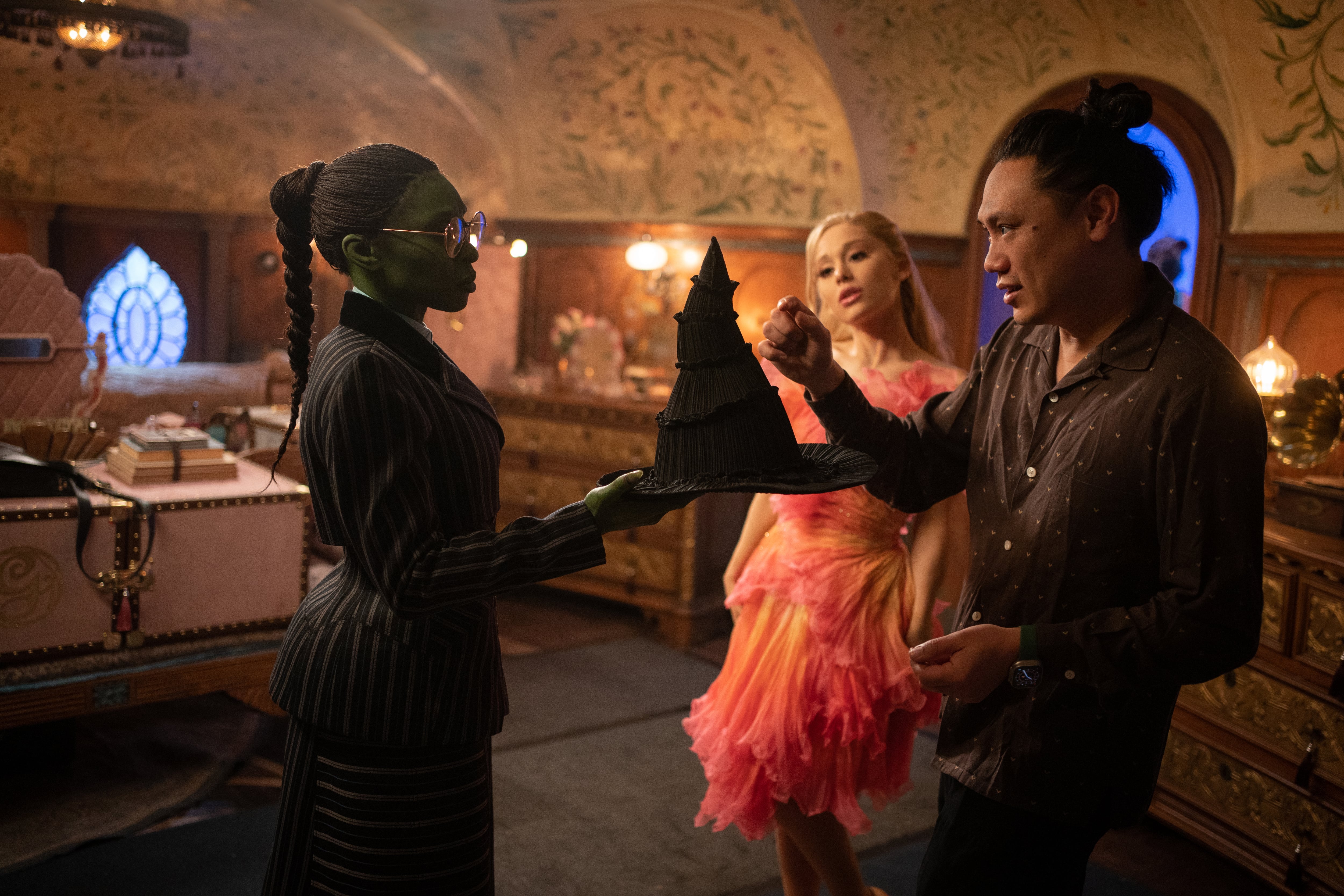 Cynthia Erivo, Ariana Grande y el director Jon M. Chu en el set de rodaje de &#039;WICKED&#039;. / Universal Pictures