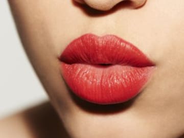 Nos sumamos al Día Internacional del Beso escuchando a Omar Montes, Bisbal, Luis Fonsi o El canto del loco