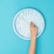 ¿Se retrasan o se adelantan los relojes para el cambio al horario de verano 2026?