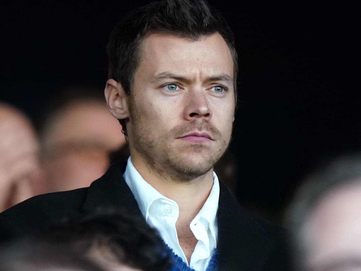 Harry Styles sorprende en el estreno del vídeo de 'Aperture' con el listado de canciones de su nuevo disco