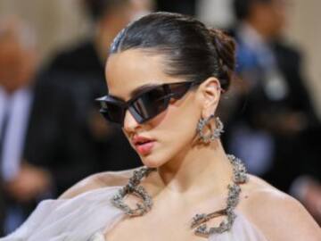 Rosalía ensaya su traje de novia en la MET Gala 2022 con un diseño de Givenchy muy Motomami
