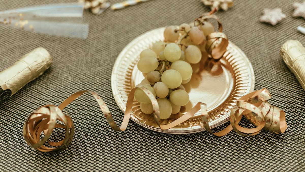 Rituales de Nochevieja para atraer la buena suerte en 2025: 10 tradiciones para un año próspero