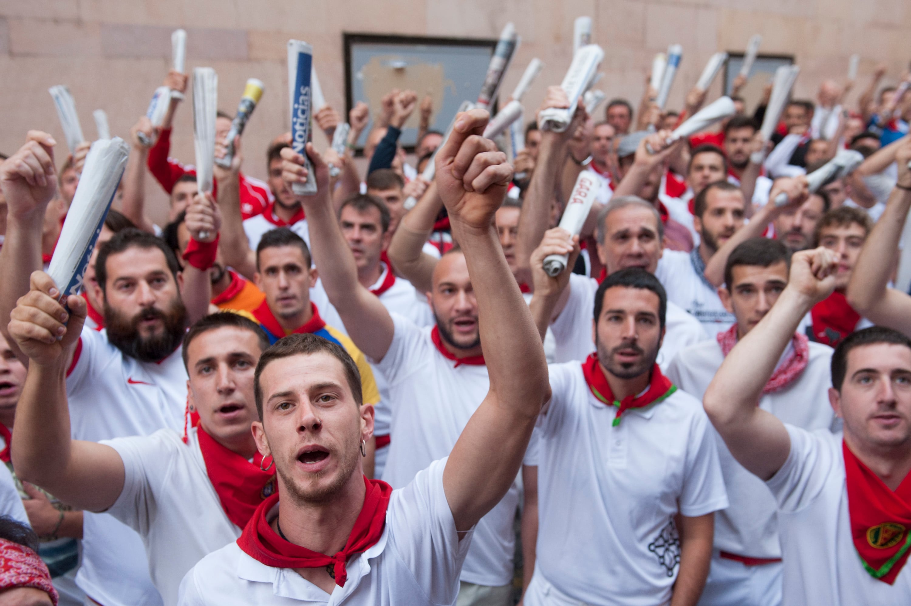 Corredores de un encierro de San Fermín cantan 'A San Fermín pedimos'