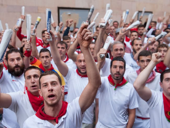 Corredores de un encierro de San Fermín cantan 'A San Fermín pedimos'