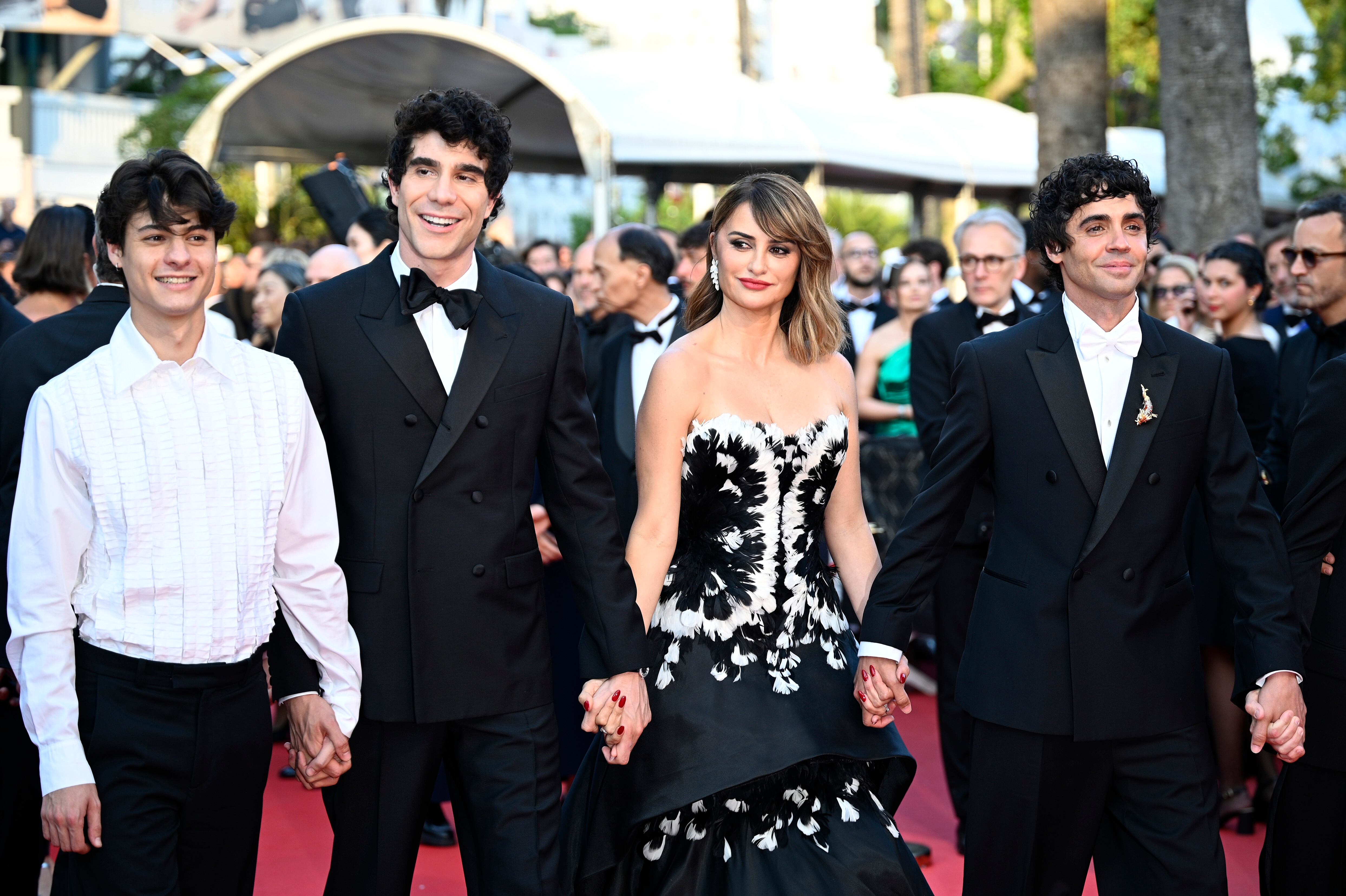 Milo Quifes, Javier Calvo, Penélope Cruz y Javier Ambrossi yendo a la clausura del Festival de Cannes 2026. / Stephane Cardinale - Corbis/Corbis via Getty
