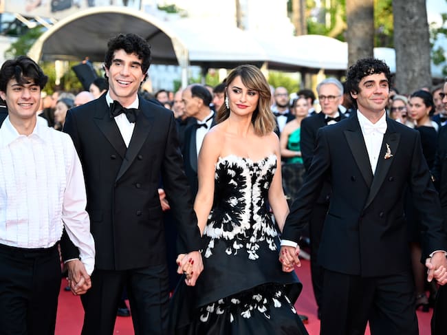 Milo Quifes, Javier Calvo, Penélope Cruz y Javier Ambrossi yendo a la clausura del Festival de Cannes 2026. / Stephane Cardinale - Corbis/Corbis via Getty